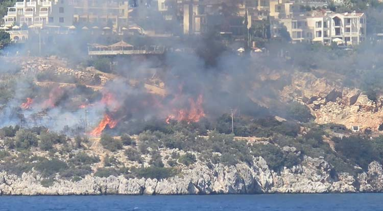 Kaş'ta korkutan makilik yangını