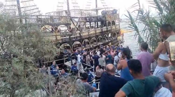 Antalya'da tur teknesi gerginliği! İskele vinçle yıkıldı