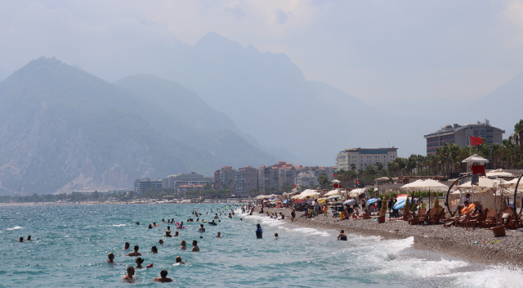 Antalya'da sahiller tıklım tıklım