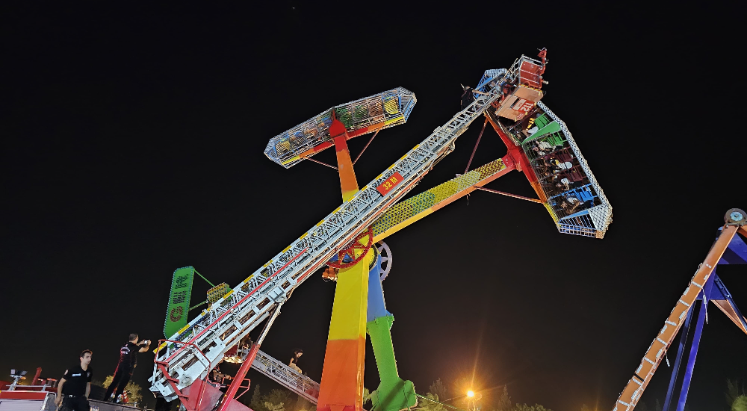 Lunaparkta panik: Bir saat havada asılı kaldılar