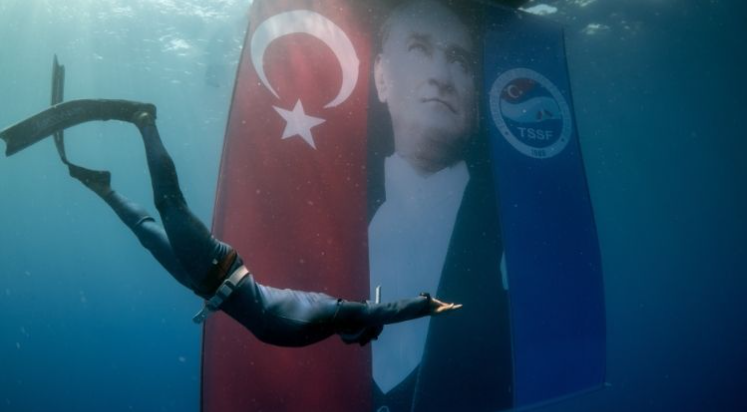 30 Ağustos Zafer Bayramı'nı su altında kutladılar