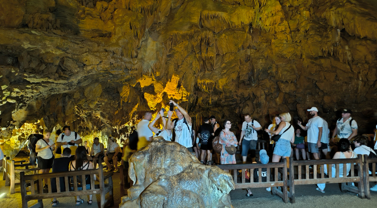 Şifa kaynağı mağara yerli ve yabancı turistlerin akınına uğruyor