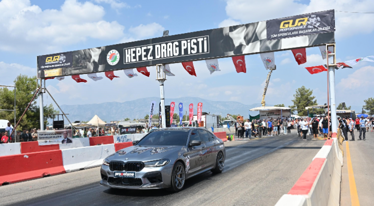 Antalya’da Oto Drag yarışları nefesleri kesti