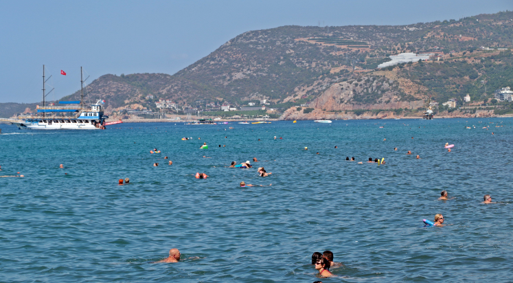 Alanya’da 2 gün aradan sonra güneşi gören tatilciler plajlara akın etti