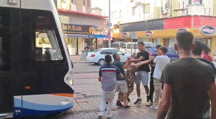 Esnafın peşinden bıçakla gitti