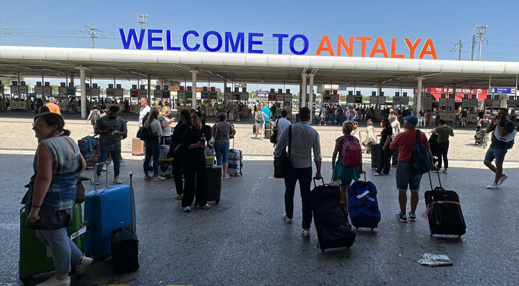 Antalya'ya gelen turist sayısı 13,5 milyonu geçti