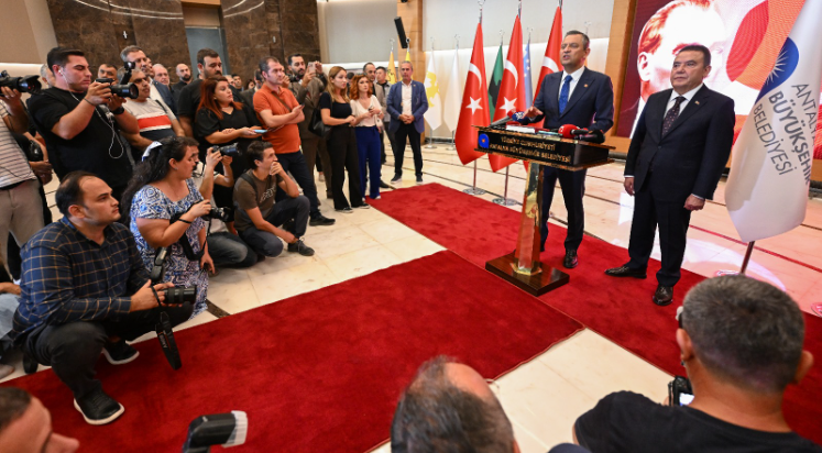 Yurt dışı seyahatini bırakıp Genel Başkanı karşılamaya gelmedi
