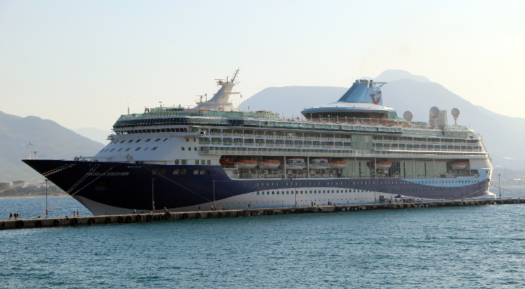 Bahama bayraklı kruvaziyer "Marella Discovery" Alanya Limanı'na demirledi