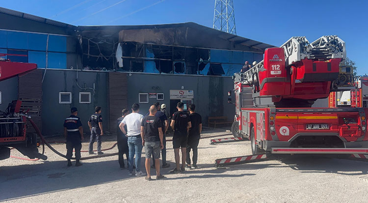 Antalya'daki yedek parça deposunda yangın çıktı