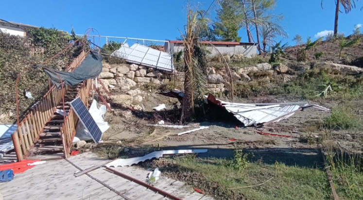 Okul, restoran ve evlerin çatıları uçtu, fırtına hayatı felç etti