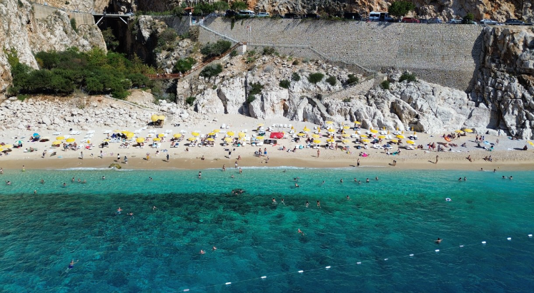 Bakan Ersoy duyurdu: Antalya’nın turizmi ödülle taçlandı