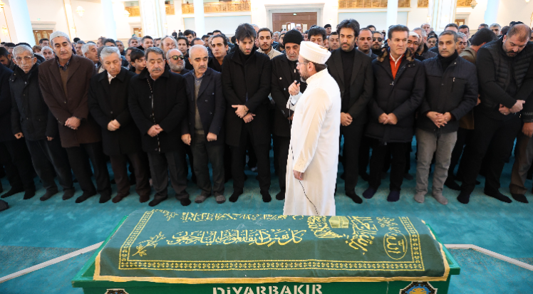 Şarkıcı ve yönetmen Mahsun Kırmızıgül’ün annesi son yolculuğuna uğurlandı