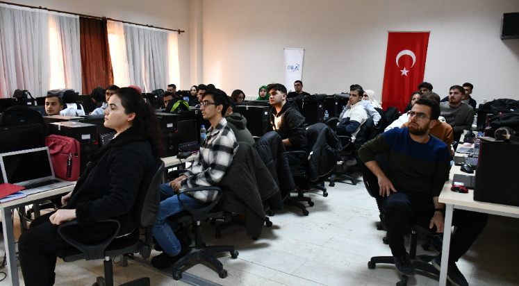 Batman'da üniversite öğrencilerine siber güvenlik eğitimi veriliyor.
