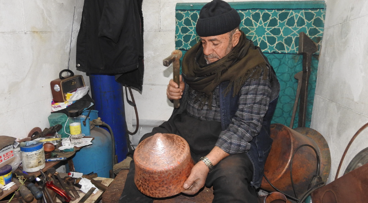 Bir metrekarelik dükkanda bakıra adanmış ömür