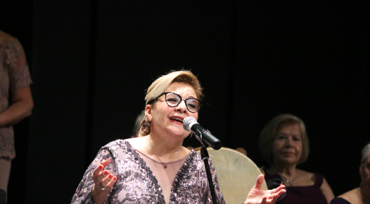 Antalya’nın solist muhtarı, sesiyle moral veriyor