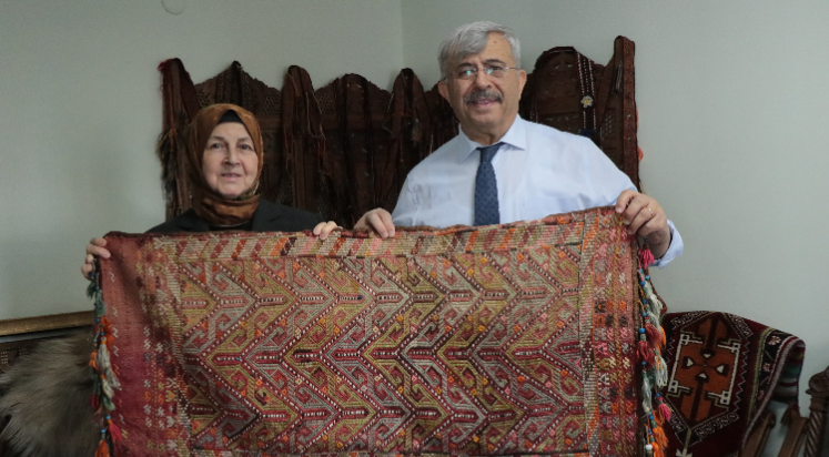 Kirkit sesleri arasında büyüyen psikiyatrist, 30 yıldır nadide kilimleri topluyor
