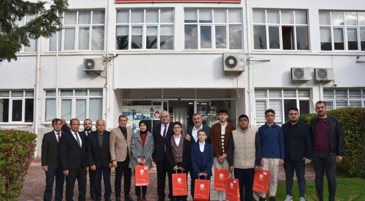 Din eğitimi alanındaki yarışmalarda başarılı olan öğrenciler ödüllendirildi
