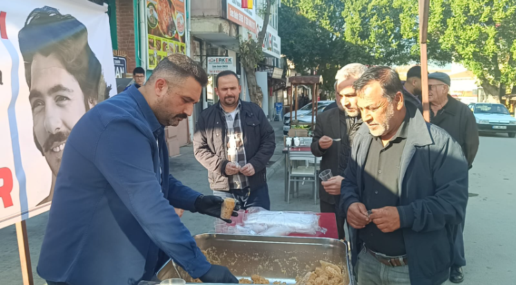 Adana'da bir esnaf, vefat eden Ferdi Tayfur için helva dağıttı