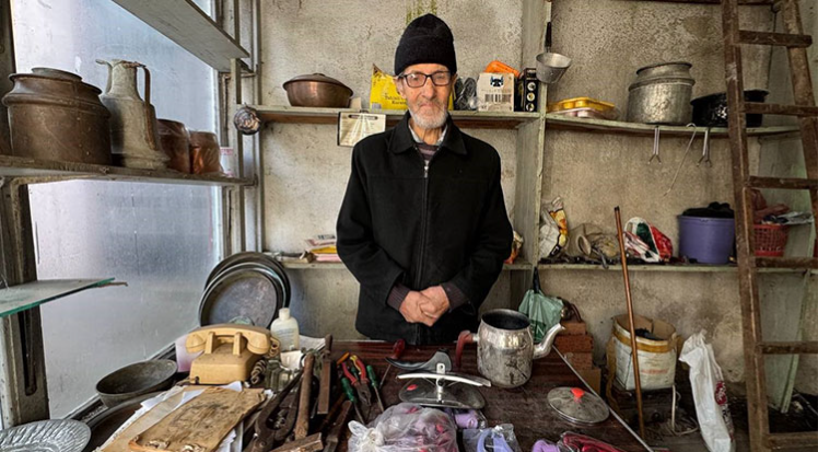 82 yaşındaki usta yarım asrı aşkın süredir mesleğini sürdürüyor