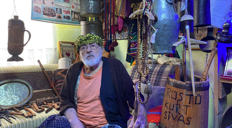 40 yıldır biriktirdiği eşyaları evinde sergiliyor