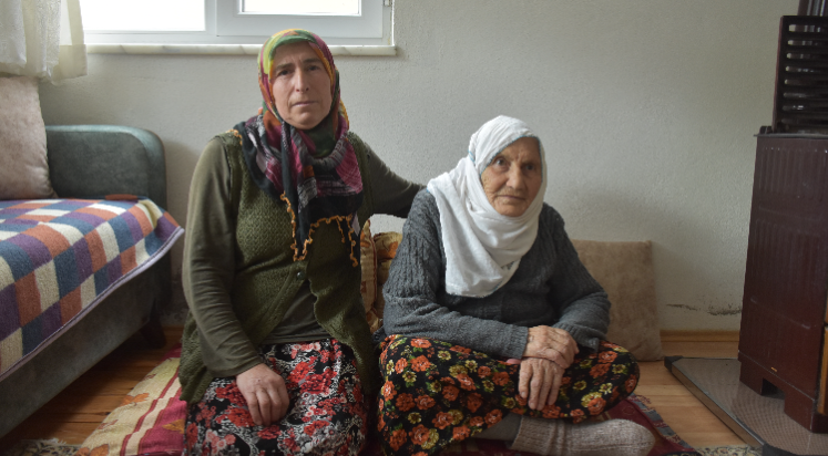 Engelli kadın 50 yıldır evlatlık verildiği halası ile hayatı paylaşıyor