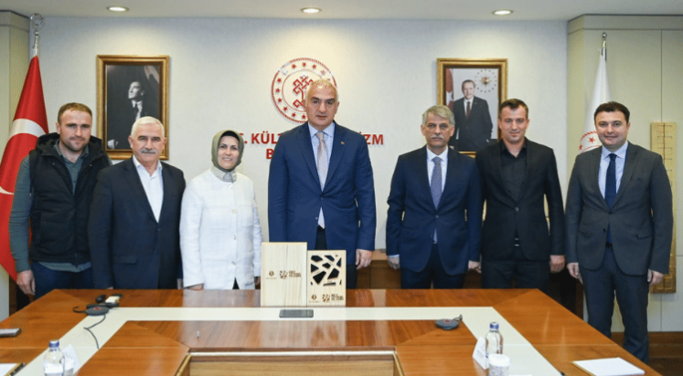 İbradı’nın büyük gururu: Ödülünü Bakan Ersoy'dan aldı
