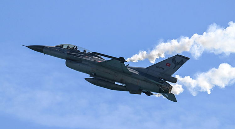 SOLOTÜRK, eğitim uçuşlarıyla izleyenleri kendine hayran bıraktı
