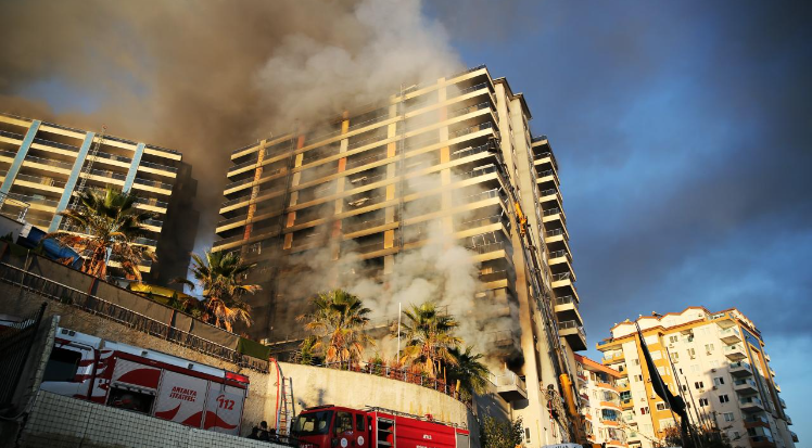 Otel yangınında 3 işçi alevlerin arasında kalmıştı: Sağlık durumları açıklandı