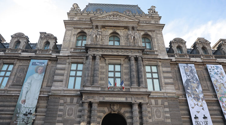 Louvre Müzesi büyük bir krizle karşı karşıya