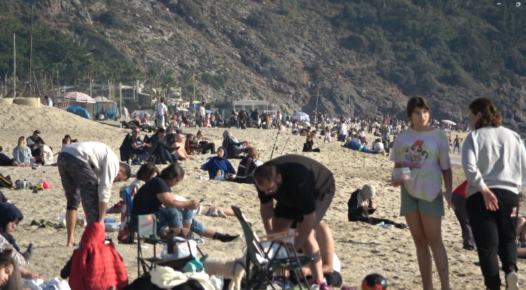 Alanya'da sıcaklıklar 20 derecenin üzerine çıktı, plajlar doldu
