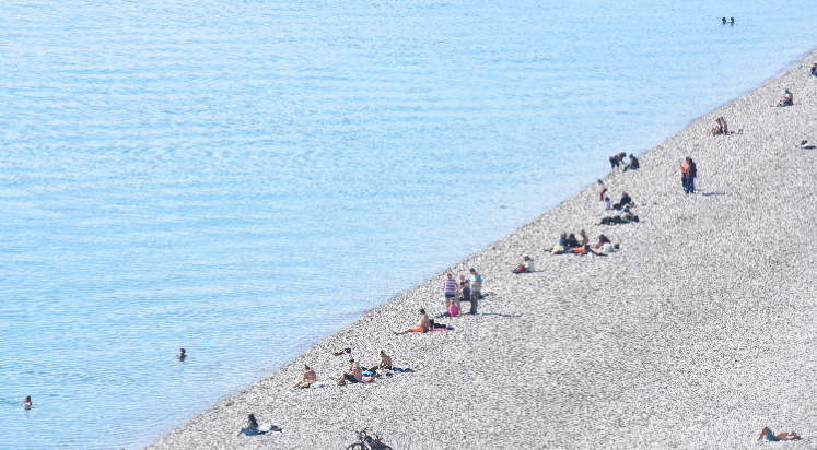 Antalya’da güneşli hava, sahillerde yoğunluk yarattı