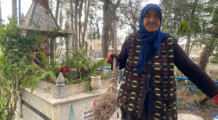 Raziye Atik, 20 yıldır her gün Güzelyurt Mezarlığını temizliyor