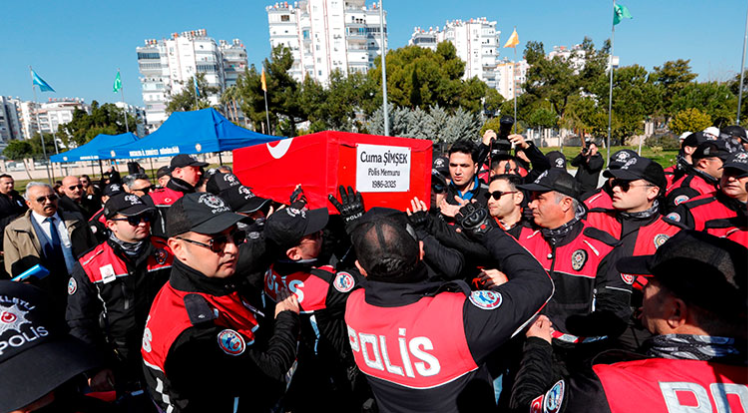 Hayatını kaybeden polis memuru son yolculuğuna uğurlandı