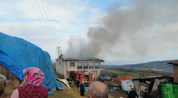 Sinop'ta 2 katlı evin çatısı alevlere teslim oldu