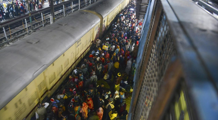 Hindistan’da tren istasyonunda izdiham: 16 ölü