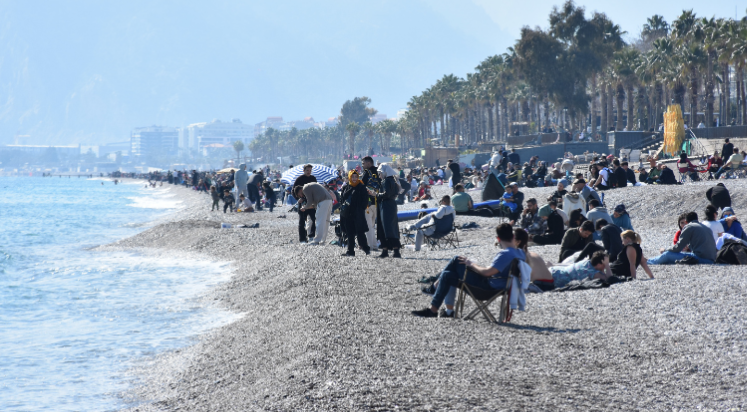 Antalya'da güneşli havayı fırsat bilenler sahillere koştu