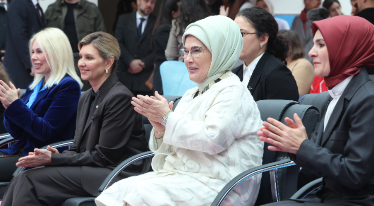 Rektör Özkan, lider eşleriyle Ukraynalı çocukları ziyaret etti