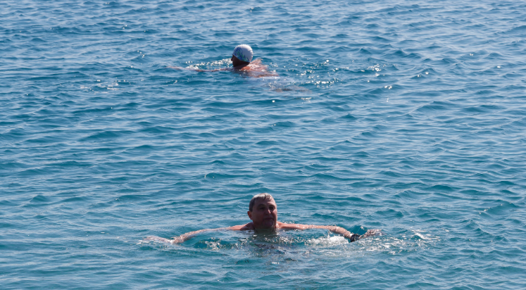 Antalya’da vatandaşlar ısınmak için denize girdi