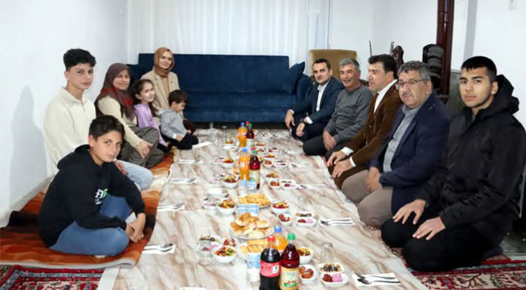 Finike Kaymakamı Çelik, şehit Korkmaz’ın ailesiyle iftar yaptı