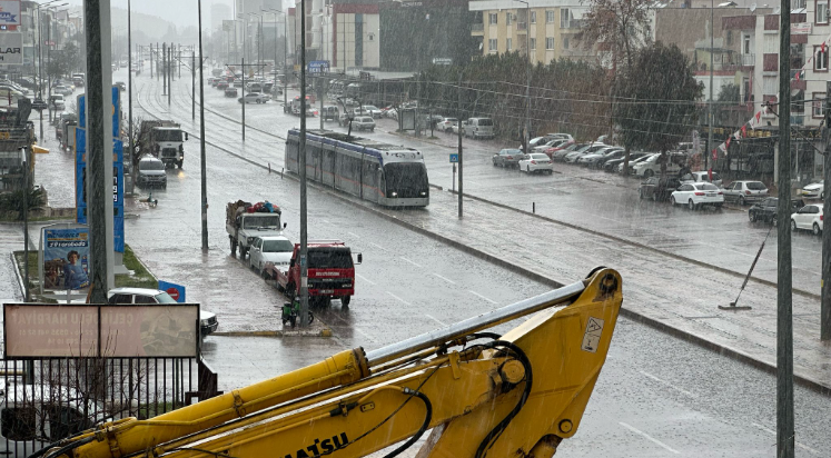 Antalya’da beklenen yağmur başladı