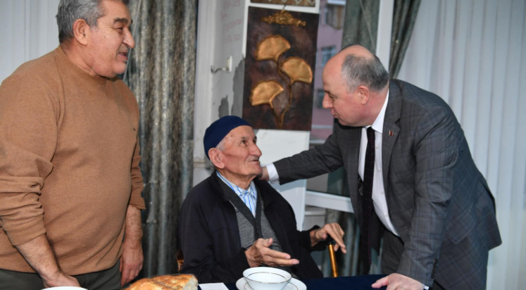 Denizli Valisi Coşkun huzurevi sakinleriyle iftar yaptı