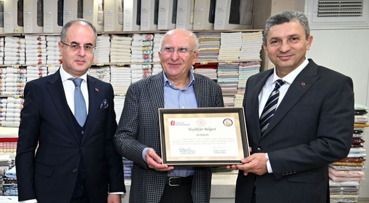 Vali Şahin’den rekortmen olan tuhafiyeciye teşekkür belgesi