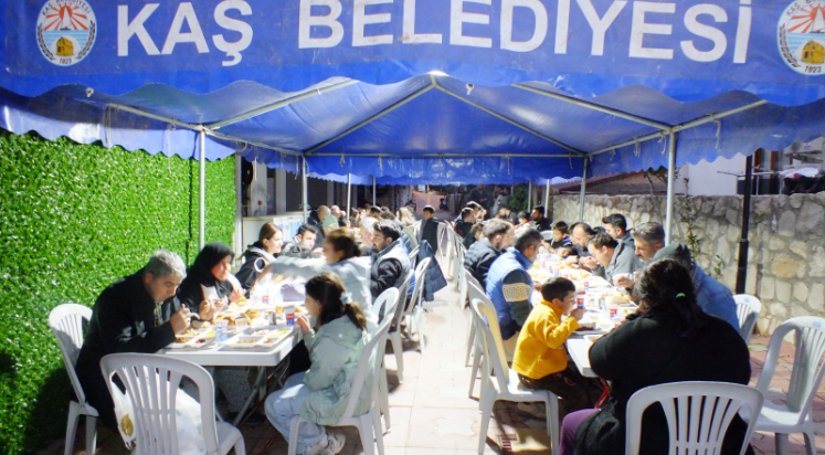 Kaş Belediyesinden iftar sofrası