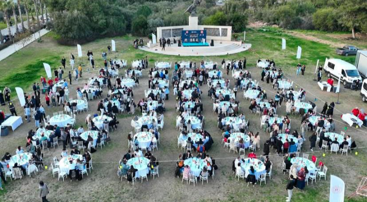 Akdeniz Üniversitesi kampüsünde iftar
