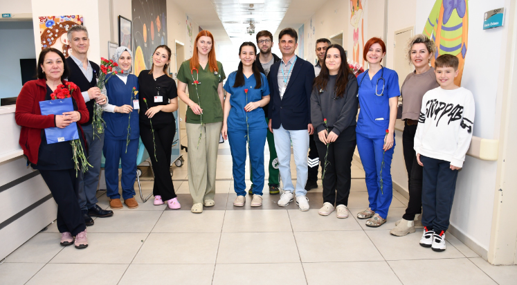 Alanya'da sağlık çalışanları 8 Mart'ta unutulmadı