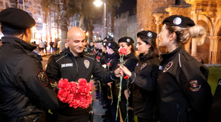 Antalya'da 8 Mart’ta görev yapan kadın polislere karanfil