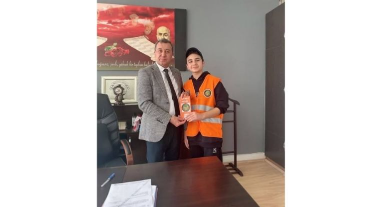 Kumluca'da öğrencilerden “Bir Koli İyilik Binlerce Gülüş” projesi