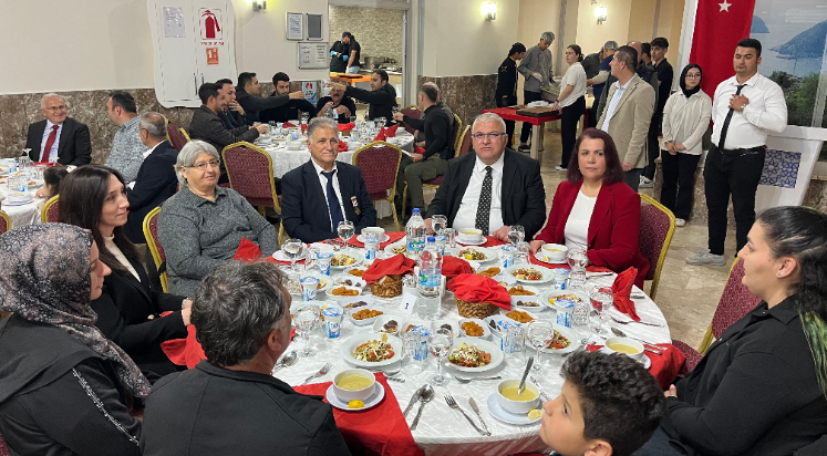 Kumluca ve Finike ilçelerinde şehit aileleri ile gaziler için iftar verildi