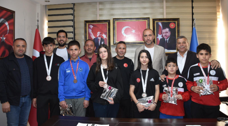 Kumlucalı başarılı sporcular AK Parti İlçe Başkanı Paslıkılıç'ı ziyaret etti