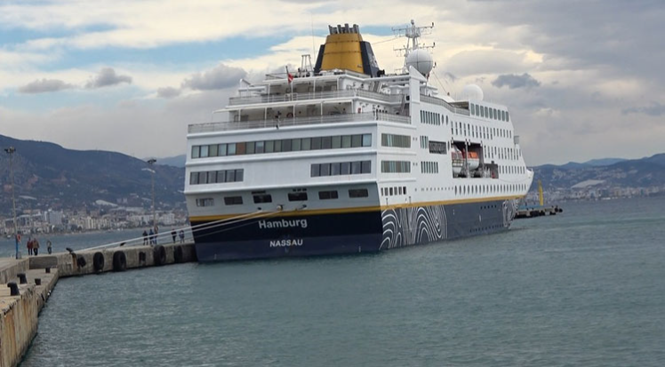 Alanya'da 2025’in ilk ‘kruvaziyer’ gemisi Alanya İskelesine demirledi